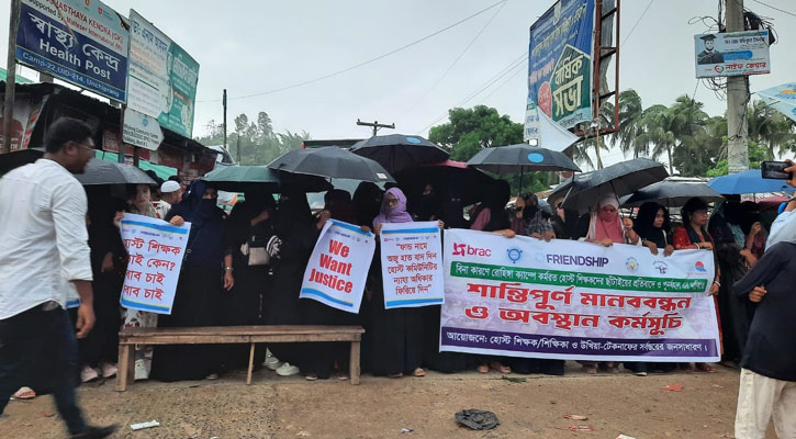 ৭ ঘণ্টা পর উখিয়া-টেকনাফ সড়কে যান চলাচল স্বাভাবিক