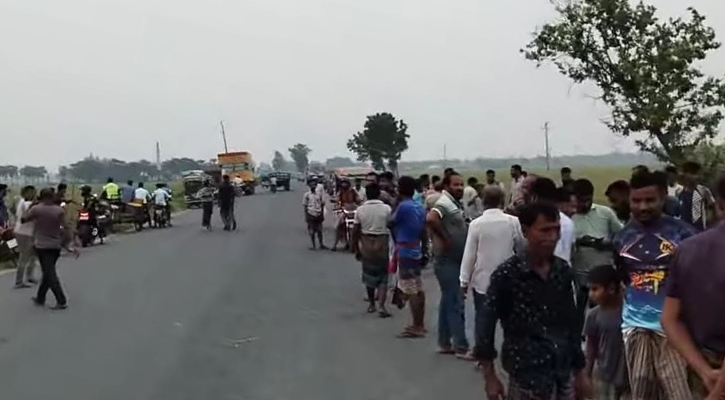 দাঁড়িয়ে থাকা বাসে মোটরসাইকেলের ধাক্কা, প্রাণ গেল ২ বন্ধুর