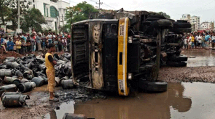 ব্রাহ্মণবাড়িয়ায় ট্রাক উল্টে খাদে