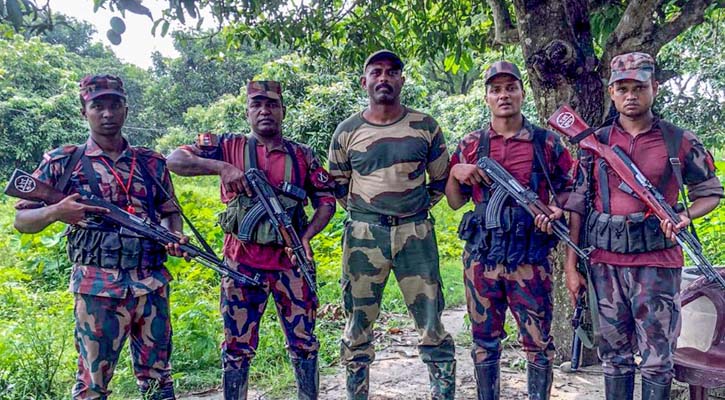 অস্ত্রসহ মদ্যপ বিএসএফ সদস্যকে ধরে ফেলল জনতা