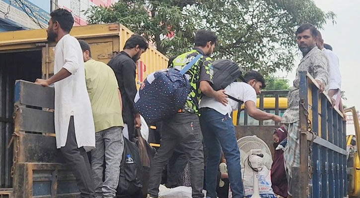 ট্রাক-পিকআপে ঈদযাত্রা, ‘মানবিক কারণে’ ছেড়ে দেয় পুলিশ