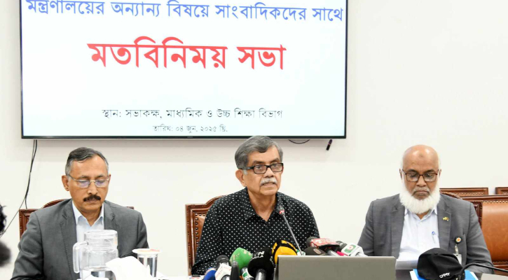 যত কষ্টই হোক পাঠ্যবই নির্ভুল করার সিদ্ধান্ত নিয়েছি: শিক্ষা উপদেষ্টা