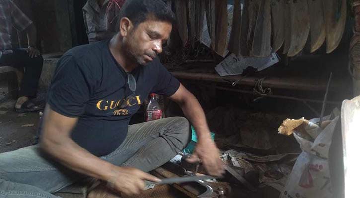 চকবাজারের কামারপাড়ায় দা-বটির ঝনঝনানি
