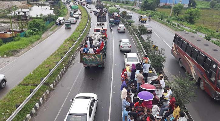 দুর্ভোগ পিছু ছাড়ছে না ঈদে ঘরমুখো মানুষের