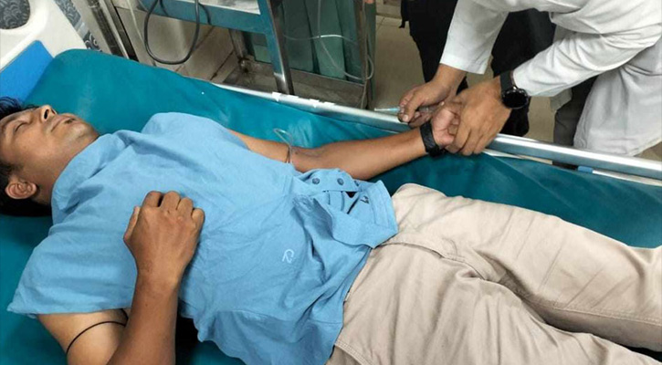 যাত্রী হয়রানির চিত্র তুলে ধরতে গিয়ে হামলার শিকার কালের কণ্ঠের সাংবাদিক