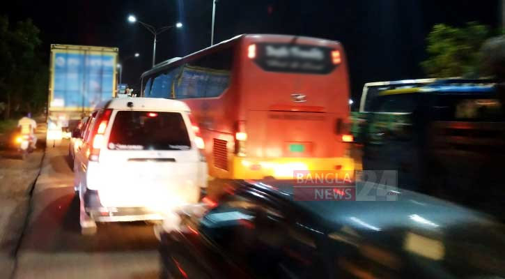 রাত বাড়তেই উত্তরের মহাসড়কে বাড়ছে গাড়ির চাপ