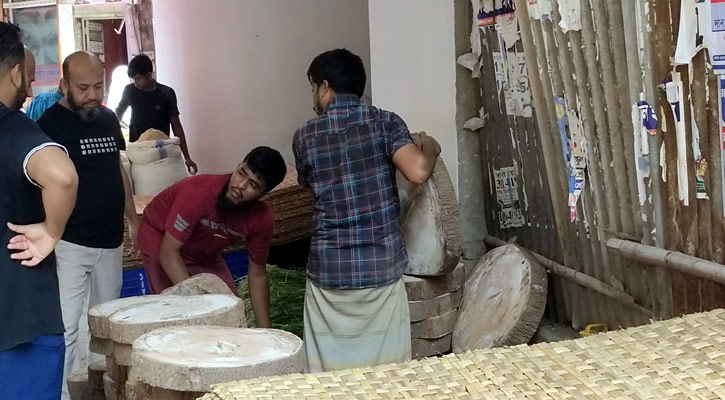 শেষ মুহূর্তে জমজমাট গো-খাদ্য, কাঠের গুঁড়ি-চাটাইয়ের ব্যবসা