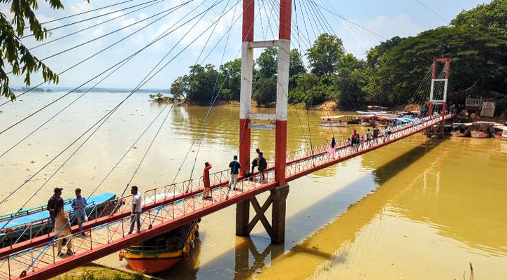 হ্রদ-পাহাড়ের টানে রাঙামাটিতে পর্যটকদের ঢল