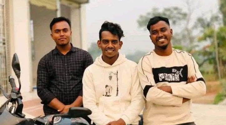 মোটরসাইকেলে বাসের ধাক্কা, প্রাণ গেল তিন বন্ধুর
 