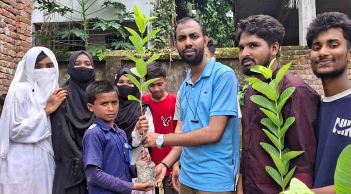 শিক্ষার্থীদের মাঝে বৃক্ষপ্রেম ছড়াতে বসুন্ধরা শুভসংঘের চারা বিতরণ
