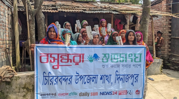 চিরিরবন্দরে কিশোরীদের স্যানিটারি ন্যাপকিন দিল বসুন্ধরা শুভসংঘ