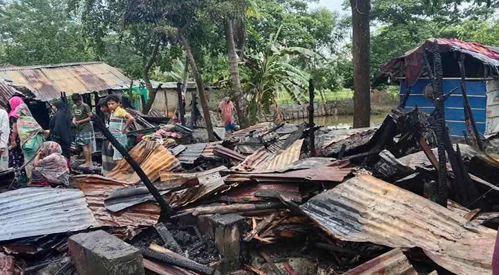 বাঁশখালীতে আগুনে পুড়ে ছাই ১১ বসতঘর