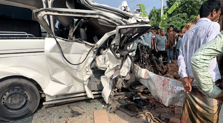 চালক ঘুমে, অ্যাম্বুলেন্স দুর্ঘটনায় হেলপার নিহত