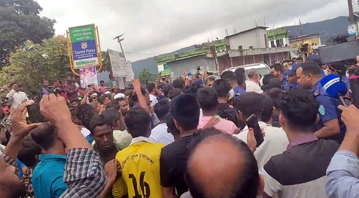 জাফলংয়ে দুই উপদেষ্টার গাড়িবহর আটকে বিক্ষোভ