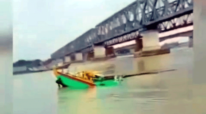 আশুগঞ্জে রেল সেতুতে ধাক্কা লেগে তলিয়ে গেছে পণ্যবাহী বাল্কহেড