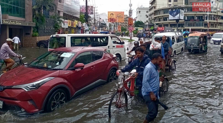 খুলনায় ভারী বর্ষণে তলিয়ে গেছে সড়ক, জনদুর্ভোগ 
