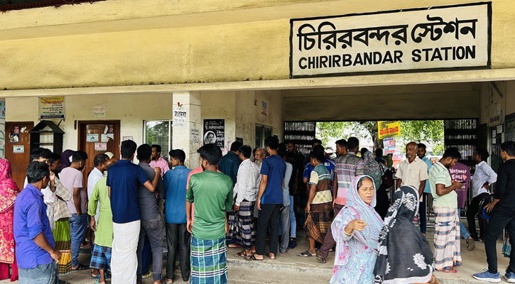 চিরিরবন্দরে কয়েক ঘণ্টার ব্যবধানে ট্রেনে কাটা পড়ে ২ জনের মৃত্যু