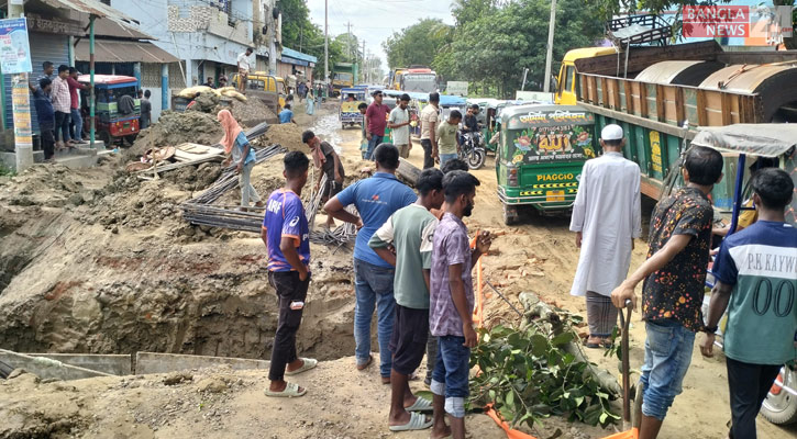 কালভার্ট নির্মাণে ধীরগতি, ৫ মিনিটের পথ যেতে ১ ঘণ্টা!