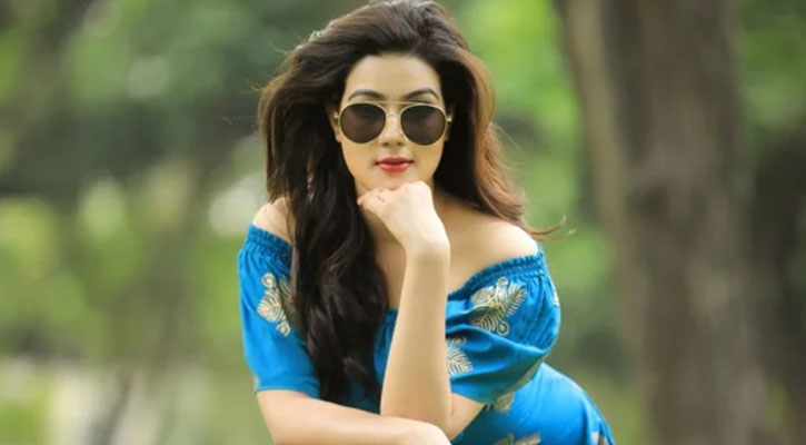 দেশ ছাড়লেন চিত্রনায়িকা মাহিয়া মাহি