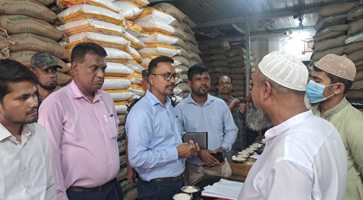 বেশি দামে চাল বিক্রি-মজুতের দায়ে ২ ব্যবসায়ীকে জরিমানা 