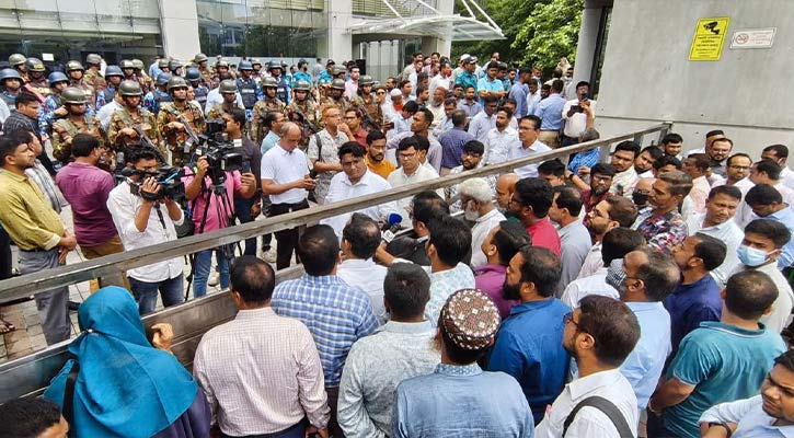 এনবিআরে ঢুকতে বাধা, গেটের বাইরে আন্দোলনকারীদের অবস্থান