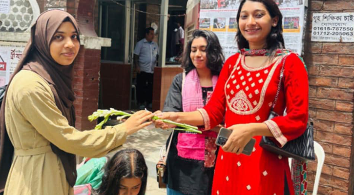 নতুন ছাত্রীদের বরণ করে নিচ্ছেন ছাত্রদলের নেত্রীরা