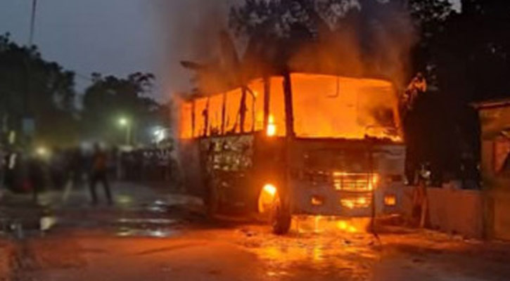 রাজধানীর মিরপুরে দাঁড়িয়ে থাকা যাত্রীবাহী বাসে আগুন
