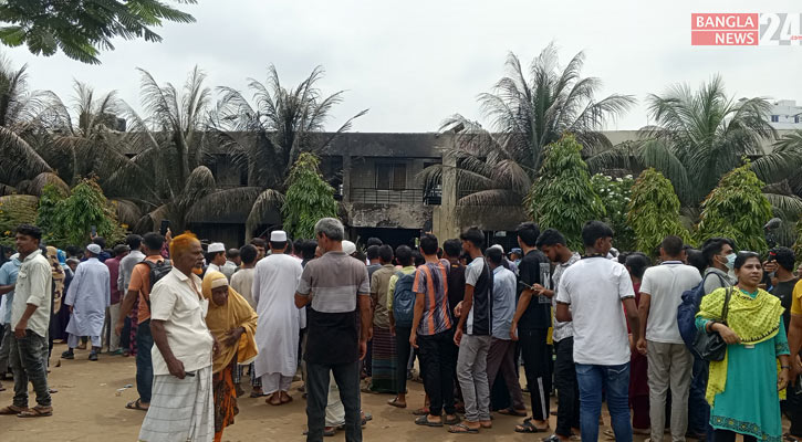 বিমান বিধ্বস্ত: ঘটনাস্থলে এখনো উৎসুক জনতার ভিড়