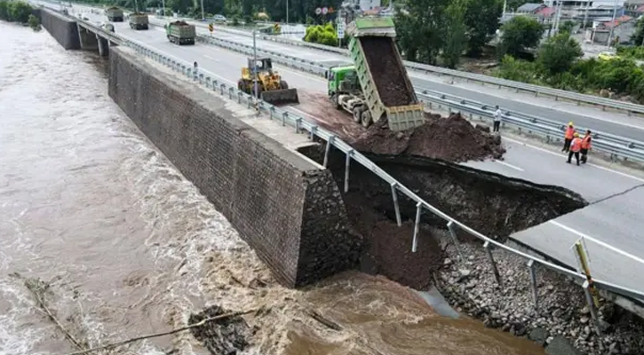 চীনে বন্যায় অন্তত ৩০ জনের মৃত্যু