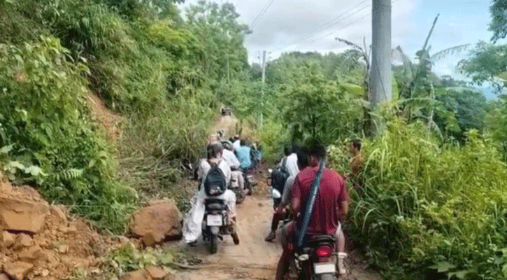 পাহাড় ধস: ৬ ঘণ্টা পর রাঙামাটি-খাগড়াছড়ি যান চলাচল স্বাভাবিক