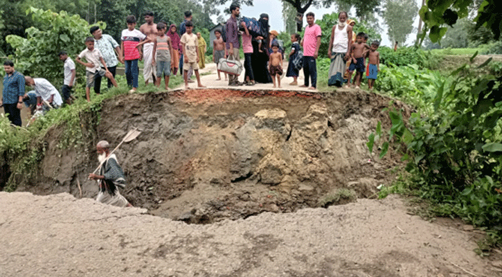 পাইপ বসাতে গিয়ে ধসে পড়ল রাস্তা, দুর্ভোগে শতাধিক গ্রামের মানুষ