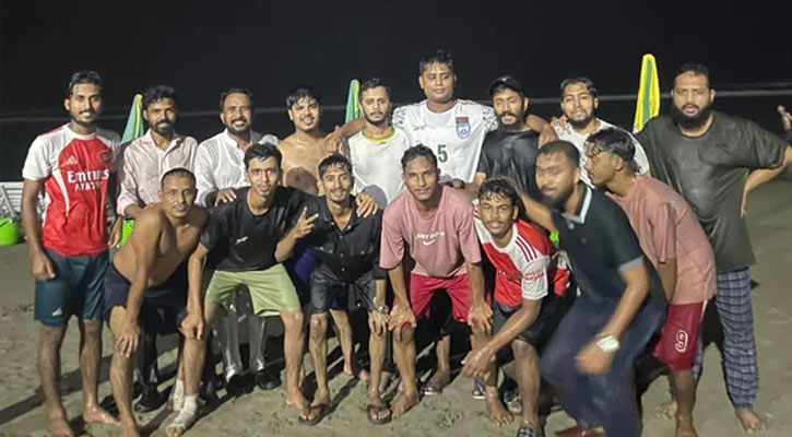 কক্সবাজার সৈকতে রাতের বৃষ্টিতে ফুটবল খেলেছেন হাসনাত আব্দুল্লাহ