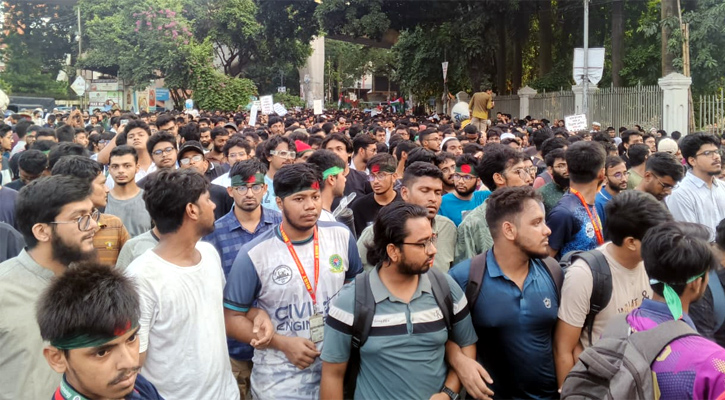 মিছিল নিয়ে ডিএমপি কার্যালয়ে যাচ্ছেন প্রকৌশলের শিক্ষার্থীরা