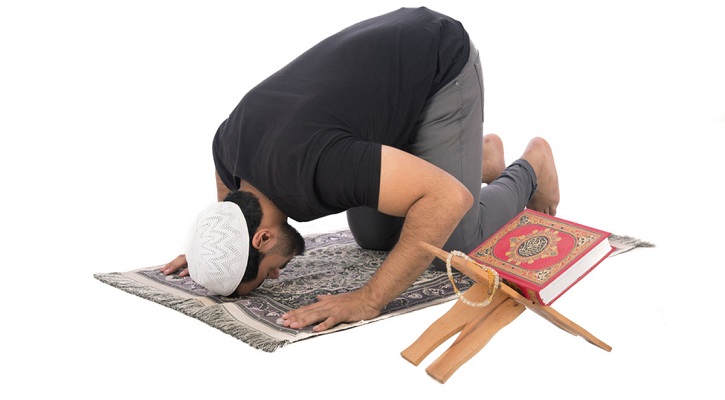 টি-শার্ট-গেঞ্জি পরে নামাজ আদায় করা যাবে?