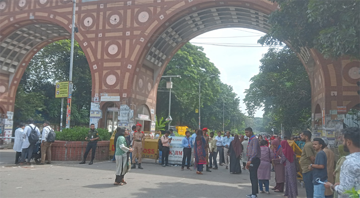 বিশ্ববিদ্যালয়ের পশ্চিম গেটে সতর্কতা