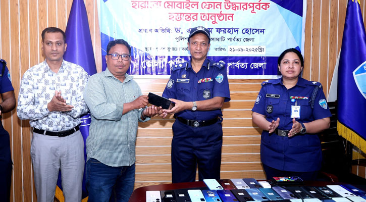 হারানো ৫০ মোবাইল মালিকদের কাছে ফিরিয়ে দিল পুলিশ