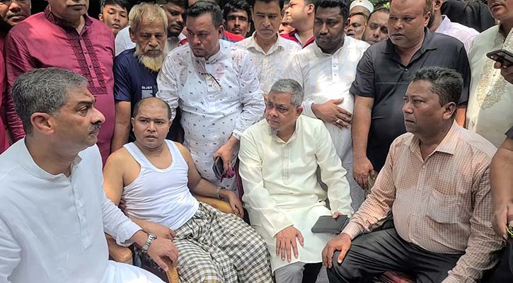 কর্মীর শরীরে ৪২ কোপ, চিকিৎসার দায়িত্ব নিলেন এ্যানি