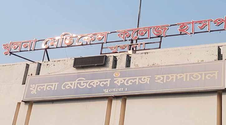 খুমেক হাসপাতালের সিঁড়ি থেকে পড়ে অজ্ঞাত যুবকের মৃত্যু