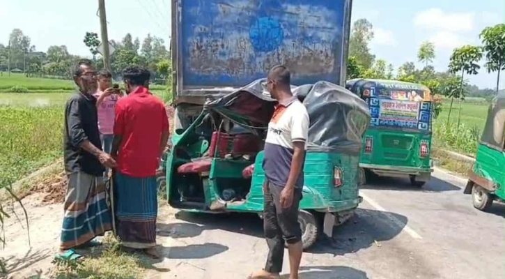 বগুড়ায় অটোরিকশায় ট্রাকের ধাক্কা, বাবা-ছেলেসহ নিহত ৩