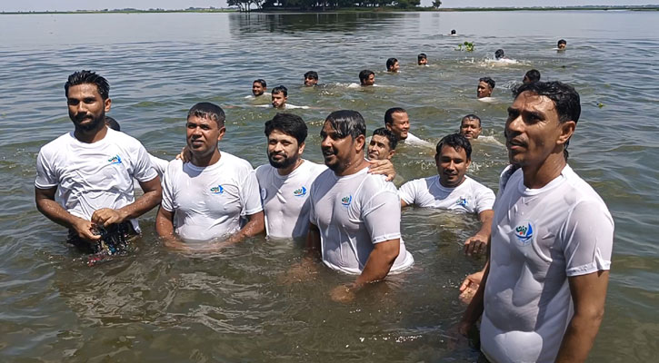 বিশ্ব নদী দিবসে ব্রাহ্মণবাড়িয়ার তিতাস নদীতে গণগোসল