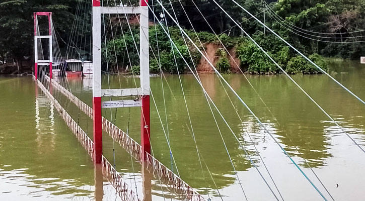 ঝুলন্ত সেতু ডুবে থাকায় পর্যটন খাতে মন্দাভাব