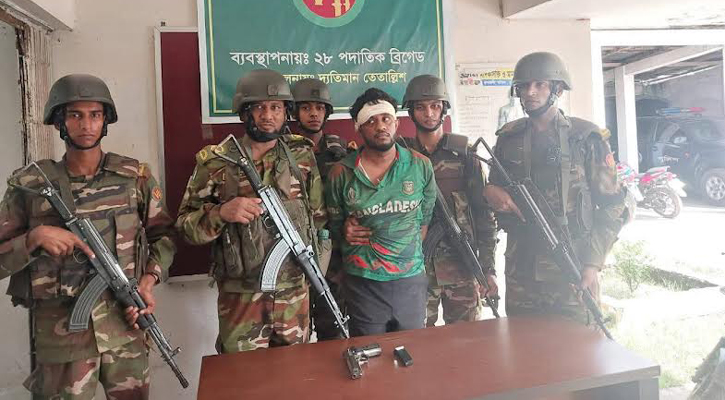 পিস্তল ঠেকিয়ে ছিনতাইয়ের চেষ্টা, যুবককে আটক করে গণপিটুনি