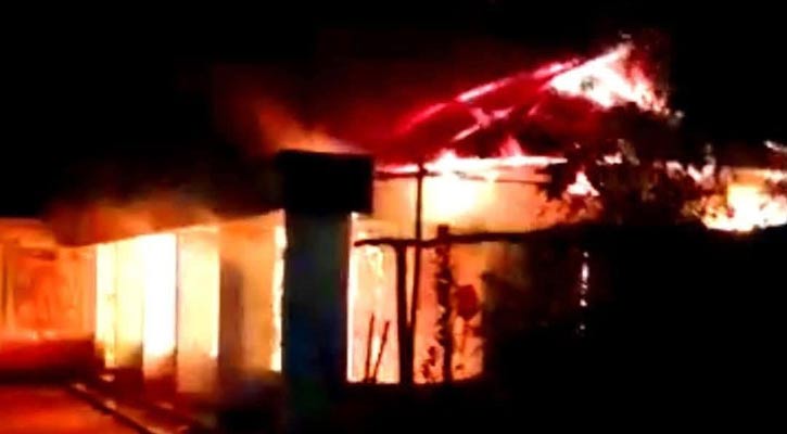 গভীর রাতে ফেঞ্চুগঞ্জে অগ্নিকাণ্ডে পুড়ল ৩ বসতঘর