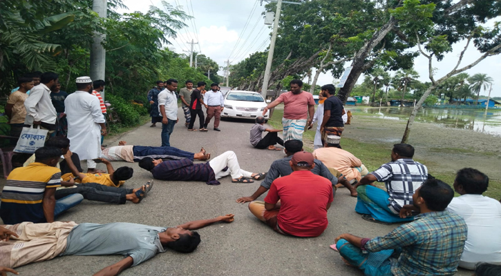 নিয়োগ বোর্ড বাতিলের দাবিতে রাস্তায় শুয়ে ডিজি প্রতিনিধির পথ আটকালেন এলাকাবাসী