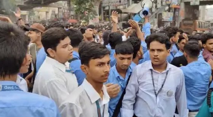 নিরাপদ সড়কের দাবিতে ফার্মগেটে সড়ক অবরোধ শিক্ষার্থীদের