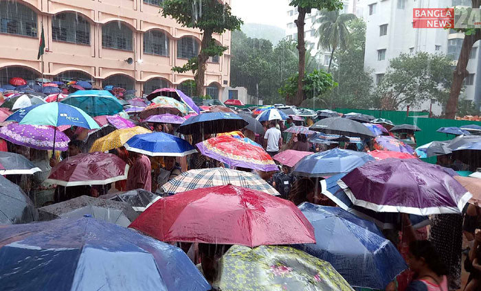 হঠাৎ বৃষ্টিতে দুর্ভোগে পড়ে শিক্ষার্থীরা। চট্টগ্রামের সেন্ট মেরিস স্কুলে থেকে তুলেছেন সোহেল সরওয়ার