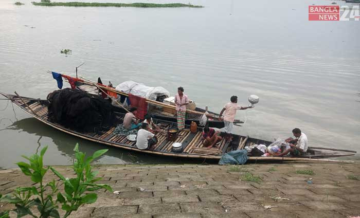 নৌকায় জেলেরা বিকল্প সংসার পেতেছেন। হাঁড়ি–পাতিল ও চুলাসহ  প্রয়োজনীয় সবই আছে সেখানে। তুরাগ নদের পাড় থেকে ছবিটি তুলেছেন নিউজরুম এডিটর আয়শা আক্তার তৃষ্ণা।