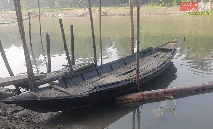 ফরিদপুরের ভাঙ্গার কুমার নদে ভাসছে মাঝিদের ডিঙি নৌকা। ছবি: হারুন-অর-রশীদ