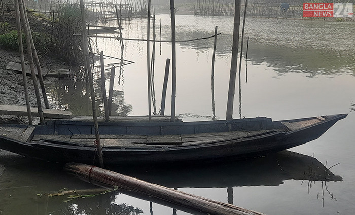 ফরিদপুরের ভাঙ্গার কুমার নদে ভাসছে মাঝিদের ডিঙি নৌকা। ছবি: হারুন-অর-রশীদ