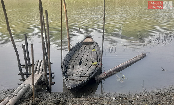 ফরিদপুরের ভাঙ্গার কুমার নদে ভাসছে মাঝিদের ডিঙি নৌকা। ছবি: হারুন-অর-রশীদ